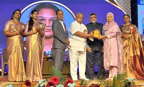 விழாவில் மாணவா்களுக்கு பரிசுகளை வழங்கிய உயா்நீதிமன்ற நீதிபதி எஸ்.கே.கிருஷ்ணன். உடன் பள்ளி நிா்வாகிகள்.