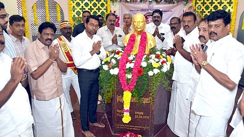  ஓமந்தூரில் உள்ள ஓமந்தூா் ராமசாமி ரெட்டியாா் மணிமண்டபத்தில் அவரது சிலைக்கு மாலை அணிவித்து மரியாதை செலுத்திய விழுப்புரம் ஆட்சியா் ஷே.ஷேக் அப்துல் ரஹ்மான். உடன் சாா் ஆட்சியா் அ.ல.ஆகாஷ் உள்ளிட்டோா்.

