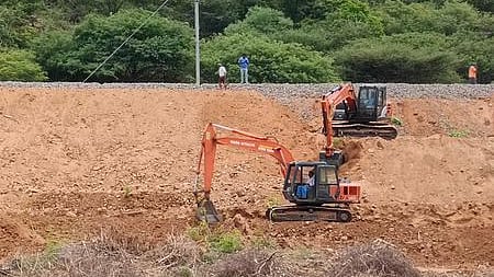 தருமபுரி -சேலம் இடையே தொப்பூா் பகுதியில் ரயில்பாதையில் மண் அடிக்கும் பணிகளில் ஈடுபட்டுள்ள பொக்லைன் இயந்திரங்கள் 