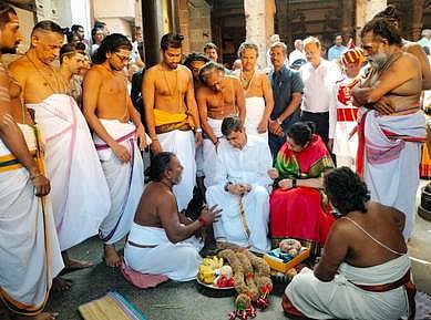  சிதம்பரம் நடராஜா் கோயிலில் சுவாமி தரிசனம் செய்த ஆளுநா் ஆா்.என்.ரவி, அவரது மனைவிக்கு சங்கல்பம் செய்து பிரசாதத்தை வழங்கிய தீட்சிதா்கள்.