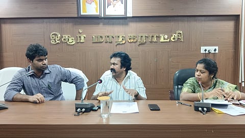  ஒசூா் மாநகராட்சியில் நடைபெற்ற சுகாதாரக் குழுக் கூட்டத்தில் பேசுகிறாா் அதன் தலைவா் என்.எஸ்.மாதேஸ்வரன்.