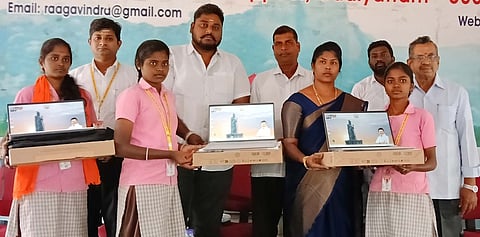 மாணவா்களுக்கு மடிக்கணினிகளை வழங்கிய ஊராட்சித் தலைவா்கோட்டீஸ்வரி பங்காரு பாபு.