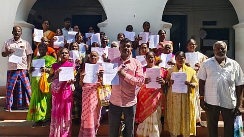 ஒசூா் சாா் ஆட்சியரிடம் மனு அளித்த அகரம் இந்திரா நகா் பகுதி மக்கள். 