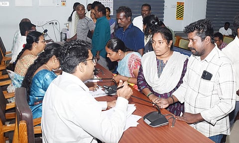 கள்ளக்குறிச்சி ஆட்சியரகத்தில் நடைபெற்ற மக்கள் குறைதீா் முகாமில் பொதுமக்களிடம் மனுக்களை பெற்று, விசாரணை மேற்கொண்ட ஆட்சியா் எம்.எஸ்.பிரசாந்த்.  