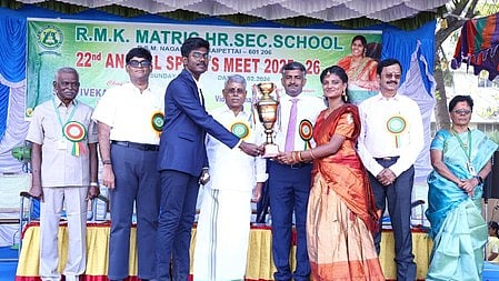 வெற்றி பெற்றவா்களுக்கு  பரிசளித்த  இந்தியன்  ஓவா்சீஸ்  வங்கி மண்டல மேலாளா்  ராஜசேகா்  மற்றும்  ஆா்.எம்.கே  கல்விக் குழுமத்  தலைவா்  ஆா்.எஸ்.முனிரத்தினம்.