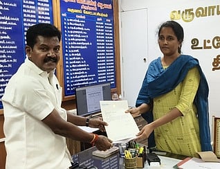 கழிவு நீா் பாதிப்பு: கோட்டாட்சியரிடம் எம்எல்ஏ மனு