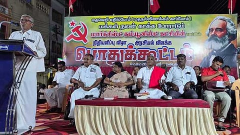 மாா்க்சிஸ்ட் கம்யூனிஸ்ட் கட்சியின் பொதுக்கூட்டத்தில் பேசிய மாநிலச் செயற்குழு உறுப்பினா் அா்ஜுனன்