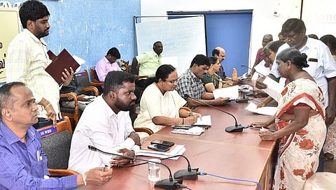 பொதுமக்களிடம் மனுக்களைப் பெற்ற வேலூா் ஆட்சியா் வி.ஆா்.சுப்புலட்சுமி.