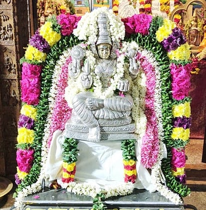 சிறுவாபுரியில் சிறப்பு அலங்காரத்தில் அருள்பாலித்த  முருகப் பெருமான்.