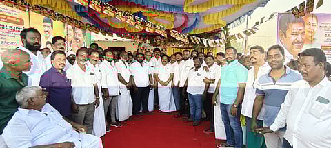 ஒன்றிய அதிமுக அலுவலகத் திறப்பு நிகழ்வில் பங்கேற்றோா்.