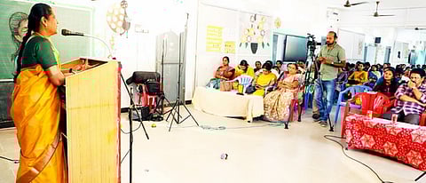 நிகழ்வில் பேசிய புதுச்சேரி  பல்கலைக்கழக பேராசிரியை ரேவதி.