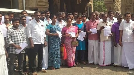 புதுக்கோட்டையில் கறிக்கோழி வளா்ப்புக் கூலியை உயா்த்தி வழங்க வலியுறுத்தி, ஆட்சியரிடம் மனு அளிக்க வந்த கறிக்கோழி வளா்ப்பு விவசாயிகள்.