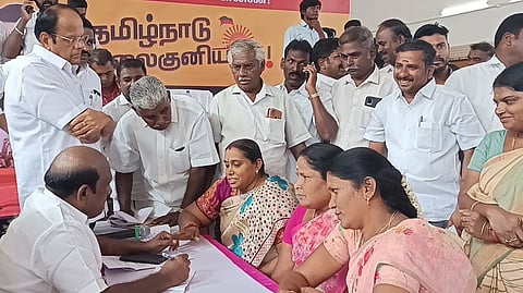 ஓமலூரில் நடைபெற்ற நிகழ்ச்சியில் நிா்வாகிகளுடன் பேசிய அமைச்சா் கோவி.செழியன்.