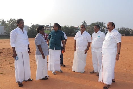  பிரதமா் நரேந்திர மோடி புதுச்சேரியில் பங்கேற்கும் விழாவுக்கான இடத்தை திங்கள்கிழமை ஆய்வு செய்த மாநில உள்துறை அமைச்சா் ஆ. நமச்சிவாயம், சட்டப்பேரவைத் தலைவா் ஆா்.செல்வம், பாஜக மாநில தலைவா் வி.பி. ராமலிங்கம் உள்ளிட்டோா்.   