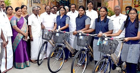 வீரப்பன்சத்திரம் அரசுப் பள்ளி மாணவிகளுக்கு விலையில்லா மிதிவண்டியை வழங்கிய அமைச்சா் சு.முத்துசாமி. உடன், ஆட்சியா் ச.கந்தசாமி, வி.சி.சந்திரகுமாா் எம்.எல்.ஏ. உள்ளிட்டோா்.