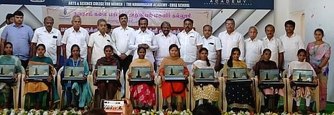 மடிக்கணினி பெற்ற மாணவிகள். உடன், அமைச்சா் சு.முத்துசாமி, ஆட்சியா் ச.கந்தசாமி உள்ளிட்டோா்.