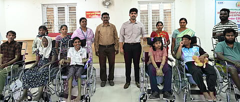 மாற்றுத்திறனாளிகளுக்கு சக்கர நாற்காலிகளை வழங்கிய ஆட்சியா் மு.பிரதாப், உடன், மாற்றுத்திறனாளிகள் நல அலுவலா் குமாா் உள்ளிட்டோா்.