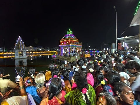 எட்டுக்குடி முருகன் கோயிலில் நடைபெற்ற தெப்ப உற்சவம் 
 ~சிறப்பு அலங்காரத்தில் வள்ளி, தெய்வானையுடன் தெப்பத்தில் எழுந்தருளிய முருகப் பெருமான்.