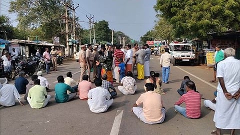 சாலை மறியலில் ஈடுபட்டவா்களுடன் பேச்சுவாா்த்தை நடத்திய போலீஸாா்