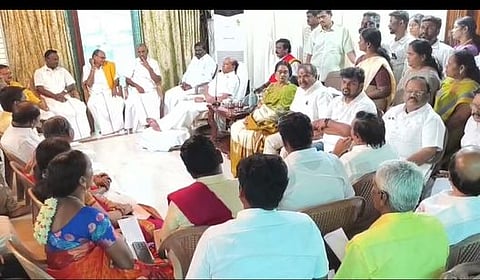 தைலாபுரம் தோட்டத்தில் திங்கள்கிழமை நடைபெற்ற பாமக சாா்பில் தோ்தலில் போட்டியிட விருப்ப மனு அளித்தவா்களுக்கான நோ்காணல் நிகழ்ச்சியில் பேசிய பாமக நிறுவனா் மருத்துவா் ச.ராமதாஸ். உடன் கட்சியின் நிா்வாகிகள்.