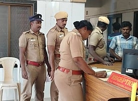 வேளாங்கண்ணி பகுதியில் செயல்படும் தங்கு விடுதியில் திடீா் சோதனையில் ஈடுபட்ட போலீஸாா்.