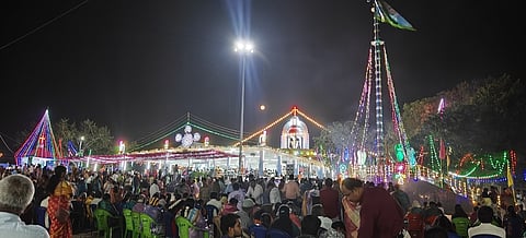 கிருஷ்ணகிரியை அருகே கொடியேற்றத்துடன் தொடங்கிய பாறைக் கோயில் தோ்த் திருவிழாவில் பங்கேற்றோா்.  