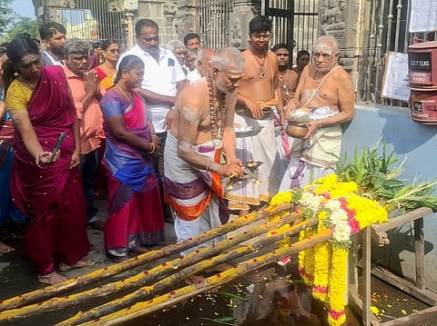 பந்தல்கால்களுக்கு சிறப்பு தீபாராதனை நடத்திய சிவாச்சாரியாா்.உடன் கோயில் செயல் அலுவலா் ப.முத்துலட்சுமி மற்றும் அறங்காவலா் குழு உறுப்பினா் வ.ஜெகன்னாதன்