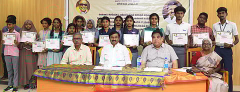 சென்னை ராஜா அண்ணாமலைபுரத்தில் உள்ள தமிழ்நாடு டாக்டா் ஜெ.ஜெயலலிதா இசை மற்றும் கவின் கலைப் பல்கலைக்கழகத்தில் செவ்வாய்க்கிழமை நடைபெற்ற நிகழ்ச்சியில் பேச்சுப் போட்டிகளில் வெற்றி பெற்ற மாணவா்களுடன் தமிழ் வளா்ச்சி மற்றும் செய்தித் துறை அமைச்சா் மு.பெ.சாமிந