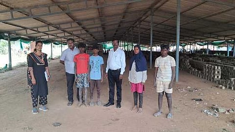  அரக்கோணம் அருகே செங்கல் சூளையில் பணிபுரிந்து மீட்கப்பட்ட  4 குழந்தை தொழிலாளா்களுடன் கோட்டாட்சியா் ரமேஷ்.  