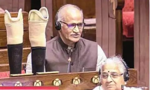 தனது செயற்கை கால்களை மேஜையின் மீது வைத்து மாநிலங்களவையில் திங்கள்கிழமை கன்னி உரையாற்றத் தொடங்கிய எம்.பி. சதான்தன் மாஸ்டர்.