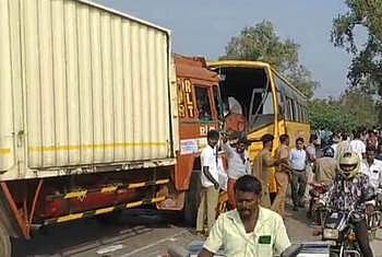 சாலை விபத்தில் சேதமடைந்த கல்லூரி பேருந்து-லாரி. 