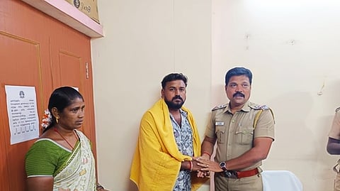 சாலையில் பெண் தவறவிட்ட கைப்பை போலீஸில் ஒப்படைப்பு