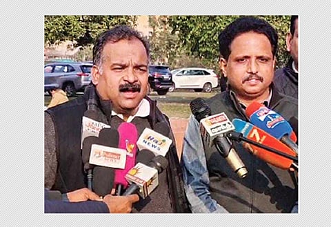 நாடாளுமன்றத்துக்கு வெளியே செய்தியாளர்களுக்கு செவ்வாய்க்கிழமை பேட்டியளித்த காங்கிரஸ் எம்.பி. மாணிக்கம் தாகூர், மார்க்சிஸ்ட் கம்யூனிஸ்ட் எம்.பி. சு. வெங்கடேசன். 