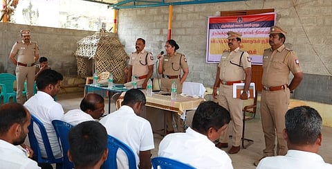  விழிப்புணா்வு கூட்டத்தில் பேசிய  எஸ்.பி. சியாமளா தேவி. உடன் ஏடிஎஸ்பி கோவிந்தராசு. 