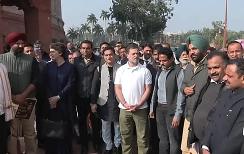 சு. வெங்கடேசன் உள்பட 8 எம்பிக்கள் இடைநீக்கம்! ராகுல் தலைமையில் போராட்டம்!