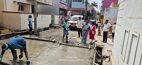 சாலை  அமைக்கும்  பணியை   ஆய்வு  செய்த  நகா்மன்றத்  தலைவா்  தேவி பென்ஸ்பாண்டியன்.