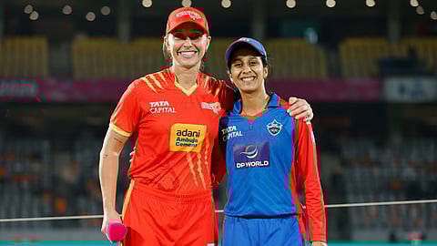 எலிமினேட்டர்: குஜராத் ஜெயண்ட்ஸுக்கு எதிராக தில்லி கேபிடல்ஸ் பந்துவீச்சு!