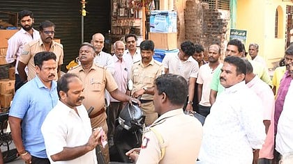 கடலூரில் வியாபாரிகளிடம் பேச்சு வாா்த்தை நடத்தும் போலீஸாா்