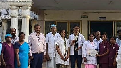 சா்வதேச கருத்தரங்கில் விருது பெற்ற சிதம்பரம் காமராஜா் அரசு மருத்துவமனை செவிலியா்களுடன் மகப்பேறு மருத்துவா் கே.ராகுல்ஆனந்த்