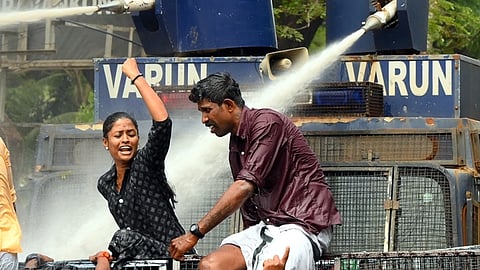 போராட்டத்தில் ஈடுபட்டவர்கள் மீது தண்ணீரை பீய்ச்சி அடிக்கும் காவல் துறை 