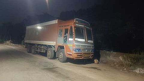 சிறைபிடிக்கப்பட்ட மீன் கழிவு லாரி