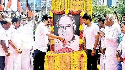 அண்ணா படத்துக்கு மரியாதை செலுத்திய முதல்வர் ஸ்டாலின்.