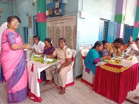 செங்கல்பட்டு சக்தி விநாயகா் கோயிலில் நடைபெற்ற பொது விருந்து. 
