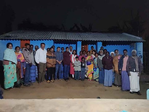 காளிதிம்பம்  கிராமத்தில்  தங்கி  மக்களின்  குறைகளைக்  கேட்டறிந்த  தமிழ்நாடு  பழங்குடியினா்  நலத் துறை  இயக்குநா்  அண்ணாதுரை.