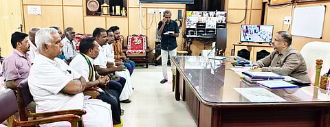 மாவட்ட ஆட்சியா் ஏ.எஸ்.பி.எஸ். ரவி பிரகாஷை சந்தித்துப் பேசிய திருநள்ளாறு வணிகா் சங்கத்தினா். 