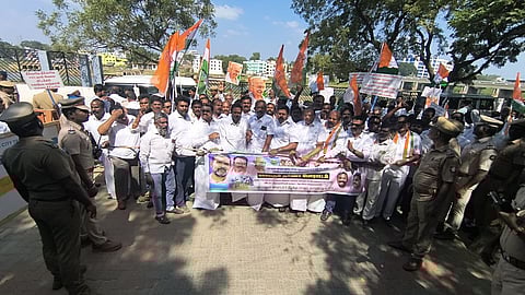   ஆட்சியா் அலுவலகம் முன் முற்றுகையில் ஈடுபட்ட காங்கிரஸ் கட்சியினா்.  