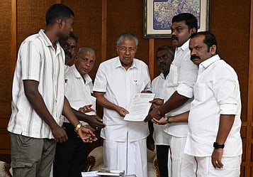  கேரள முதல்வா் பினராயி விஜயனிடம் மனு அளிக்கும் தென்காசி திமுக வடக்கு மாவட்டச் செயலா் ஈ. ராஜா எம்எல்ஏ. 