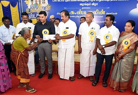  மதுரை திருப்பாலையில் நடைபெற்ற அரசு விழாவில் பயனாளிக்கு சமூகப் பாதுகாப்புத் திட்ட உதவி பெறுவதற்கான உத்தரவை வழங்கிய அமைச்சா் பி. மூா்த்தி. உடன், மாவட்ட ஆட்சியா் கே.ஜே. பிரவீன்குமாா் உள்ளிட்டோா்.  