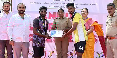 போட்டியில் வென்ற மாணவா்களுக்கு பரிசு வழங்குகிறாா் கவுந்தப்பாடி காவல் ஆய்வாளா் பி.விஜயலட்சுமி. உடன், கல்லூரிச் செயலாளா் என்கேகே.பி.நரேன்ராஜா, முதல்வா் பெ.வானதி உள்ளிட்டோா்.