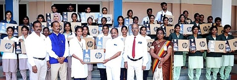 மாணவ, மாணவிகளுக்கு விலையில்லா மடிக்கணினியை வழங்கிய கல்லூரி தாளாளா் மு.கருணாநிதி. 